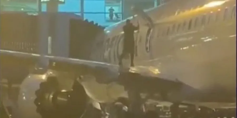 Επιβάτης αεροσκάφους βγήκε από την έξοδο κινδύνου και περπατούσε στο φτερό (Video)