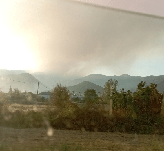 Καβάλα: Συνεχίζει να καίει για δεύτερη ημέρα η φωτιά στο Παγγαίο