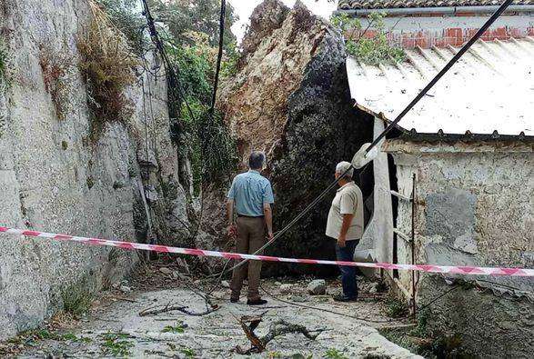 Κέρκυρα: Μεγάλος βράχος έπεσε στον κεντρικό δρόμο – Ζημιές στα δίκτυα ρεύματος και ύδρευσης (ΦΩΤΟ)