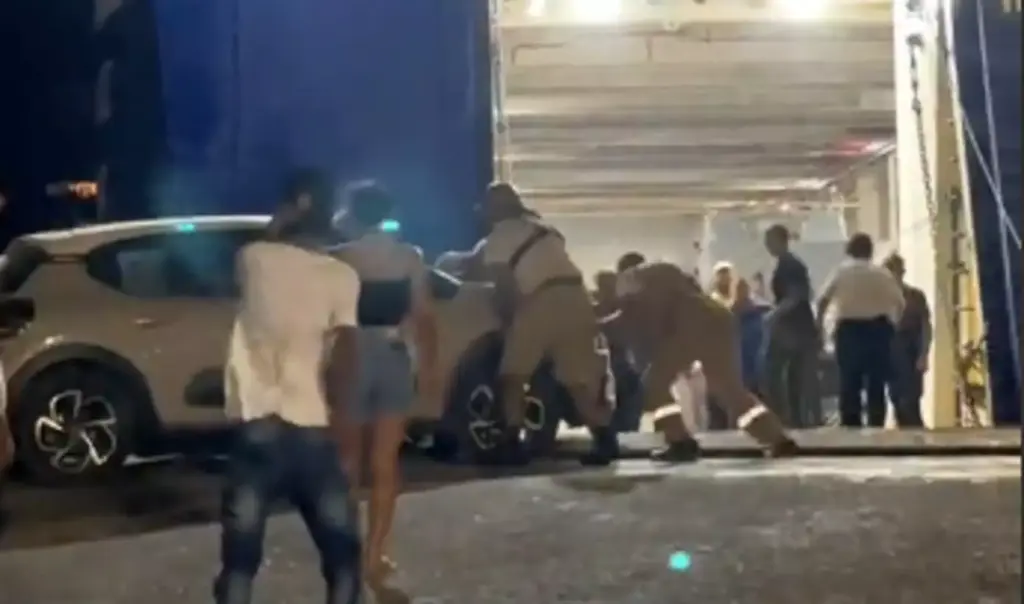 Χειροπέδες στο πλοίαρχο του «Saonisos» για τις απαράδεκτες εικόνες στο λιμάνι της Άνδρου