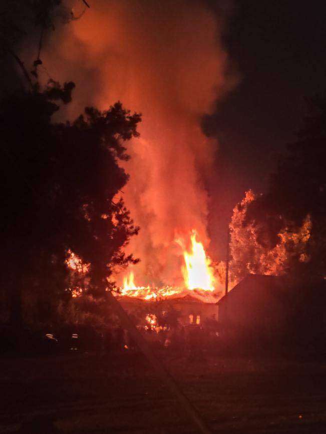 Θεσσαλονίκη: Υπό έλεγχο η φωτιά σε εγκαταλελειμμένο κτήριο στο πρώην στρατόπεδο Καρατάσιου