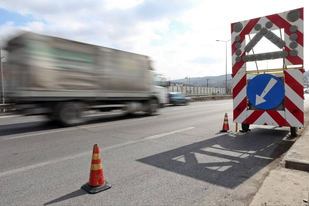 Θεσσαλονίκη: Σε εξέλιξη εργασίες τοποθέτησης στηθαίων επι της 11ης επαρχιακής οδού