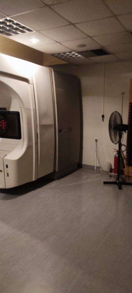 ΑΧΕΠΑ: Χάλασε ο κλιματισμός και προσπαθούν να ψύξουν ακτινοθεραπευτικό μηχάνημα με… ανεμιστήρα