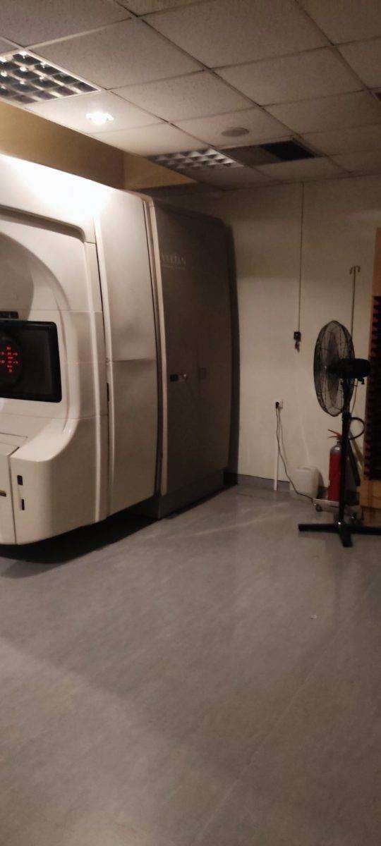 ΑΧΕΠΑ: Χάλασε ο κλιματισμός και προσπαθούν να ψύξουν ακτινοθεραπευτικό μηχάνημα με… ανεμιστήρα