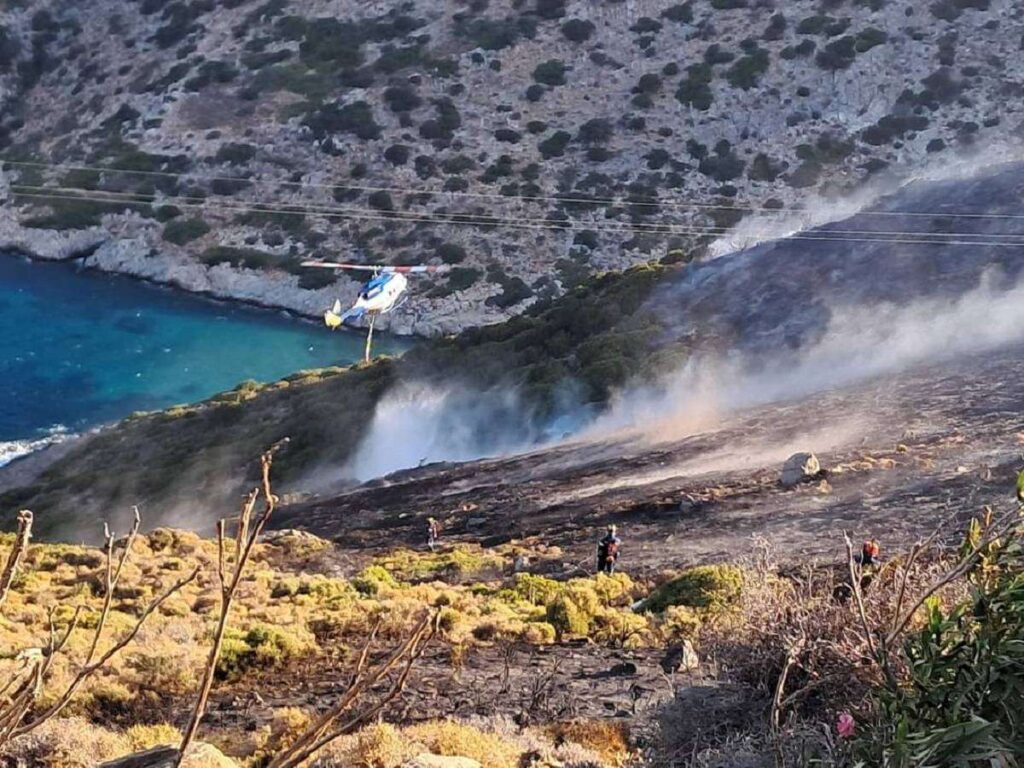 Φούρνοι: Χωρίς ενεργό μέτωπο η πυρκαγιά – Μικροεστίες σε χαράδρες