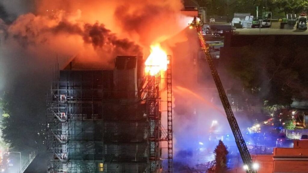 Λονδίνο: Πολυώροφο κτίριο τυλίχθηκε στις φλόγες – Μεγάλη κινητοποίηση με 225 πυροσβέστες