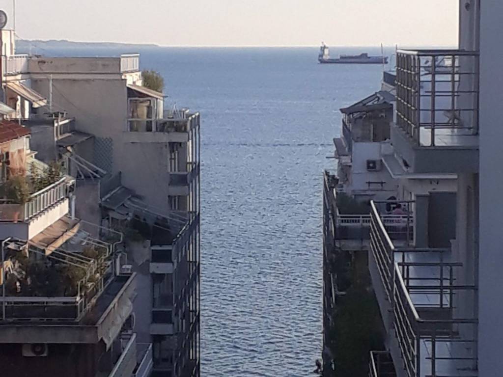 Θεσσαλονίκη: Νοικιάζουν μπαλκόνια σε κατασκηνωτές και χρεώνουν παραπάνω για τουαλέτα