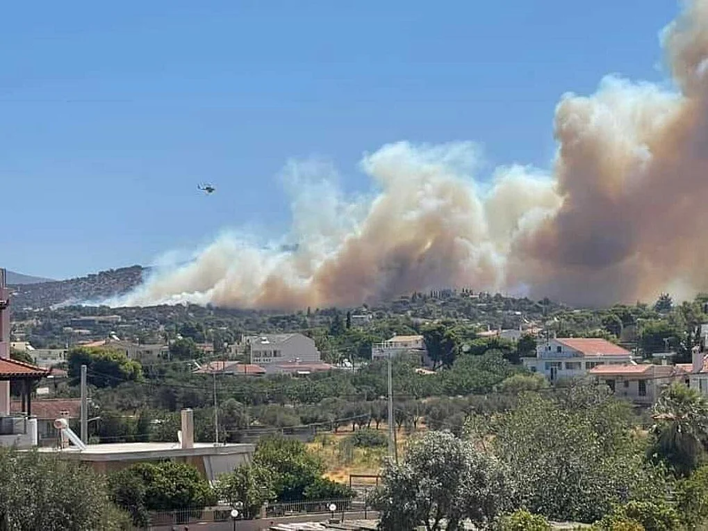 Φωτιά στο Κορωπί κοντά σε κατοικημένη περιοχή – Μήνυμα του 112 στους κατοίκους της Αγίας Μαρίνας