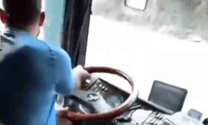 Κέρκυρα: Σε διαθεσιμότητα ο οδηγός λεωφορείου που σε κατάσταση αμόκ, έβριζε χυδαία τους επιβάτες επειδή έκαναν φασαρία [βίντεο]