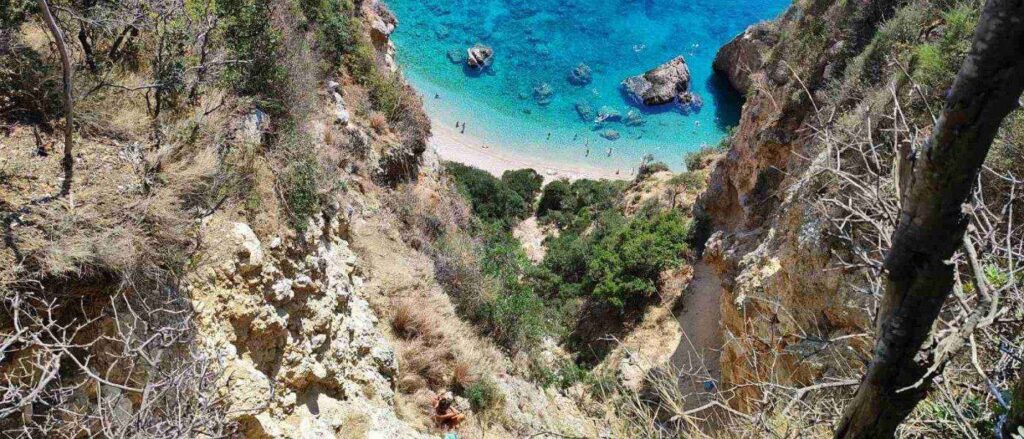 Κέρκυρα: Τουρίστρια εγκλωβίστηκε σε εξαιρετικά δύσβατο σημείο