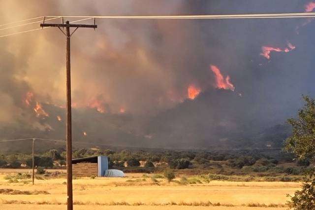 Φωτιά στην Εύβοια – Αναζωπύρωση πάνω από το χωριό Αφράτι