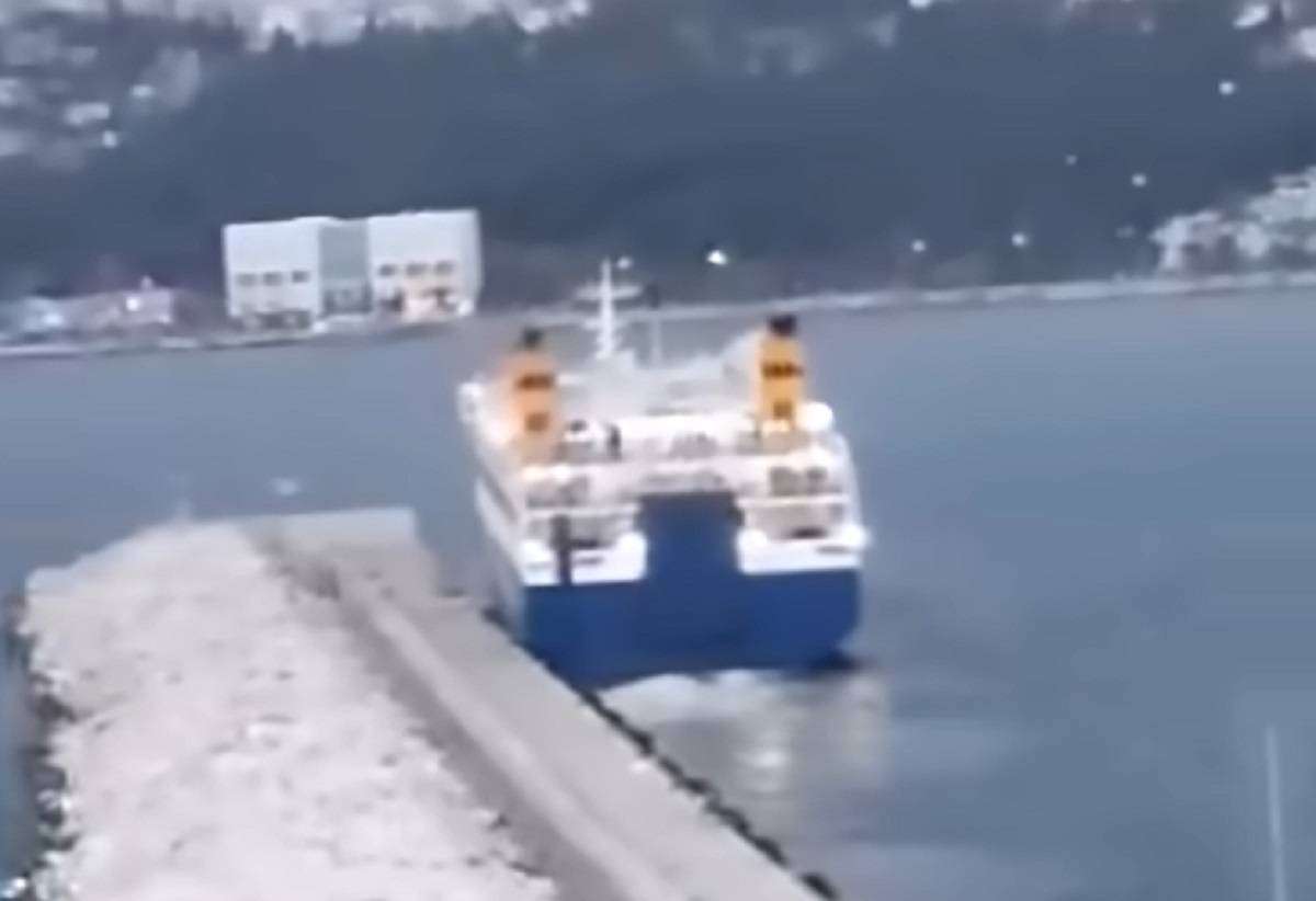 Καβάλα: Με πέντε ώρες καθυστέρηση ξεκίνησε το Διαγόρας που σύρθηκε στον λιμενοβραχίονα κατά την αναχώρηση (video)