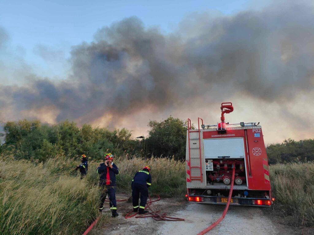 Ανεξέλεγκτη παραμένει η φωτιά στην Ροδόπολη (Video)