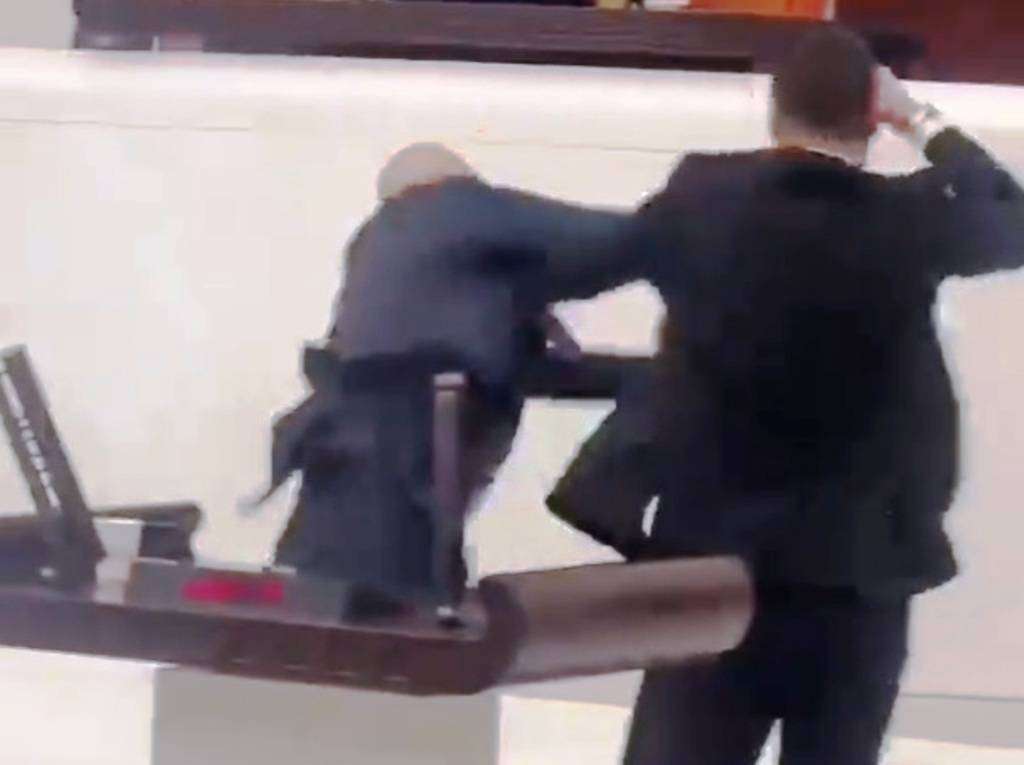 Μπουνιές ξύλο και αίμα στο τουρκικό κοινοβούλιο
