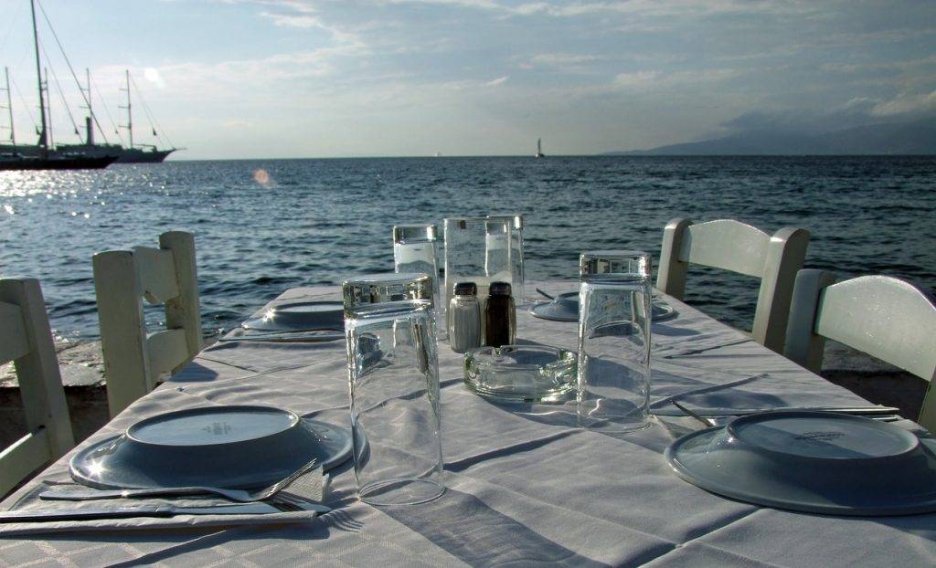 Τρώνε στο χέρι και μαγειρεύουν οι τουρίστες αντί να καθίσουν σε ταβέρνες