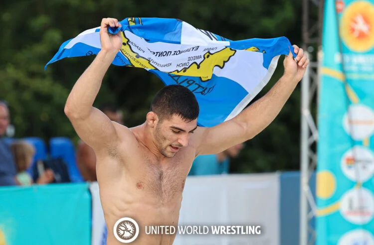 Εύγε Χρήστο: Με την Ελληνική σημαία του Πόντου έκανε τον γύρο του θριάμβου ο παγκόσμιος πρωταθλητής πάλης στην άμμο Χρήστος Χριστοφορίδης