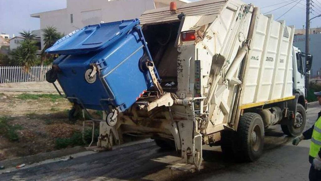 Βόλος: Αυτοκίνητο «καρφώθηκε» σε απορριμματοφόρο – Τραυματίστηκε εργαζόμενη