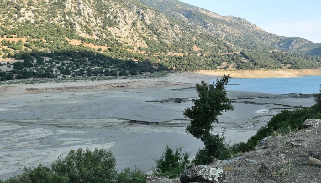 Λίμνη Μόρνου: Δραματική η πτώση της στάθμης της λίμνης