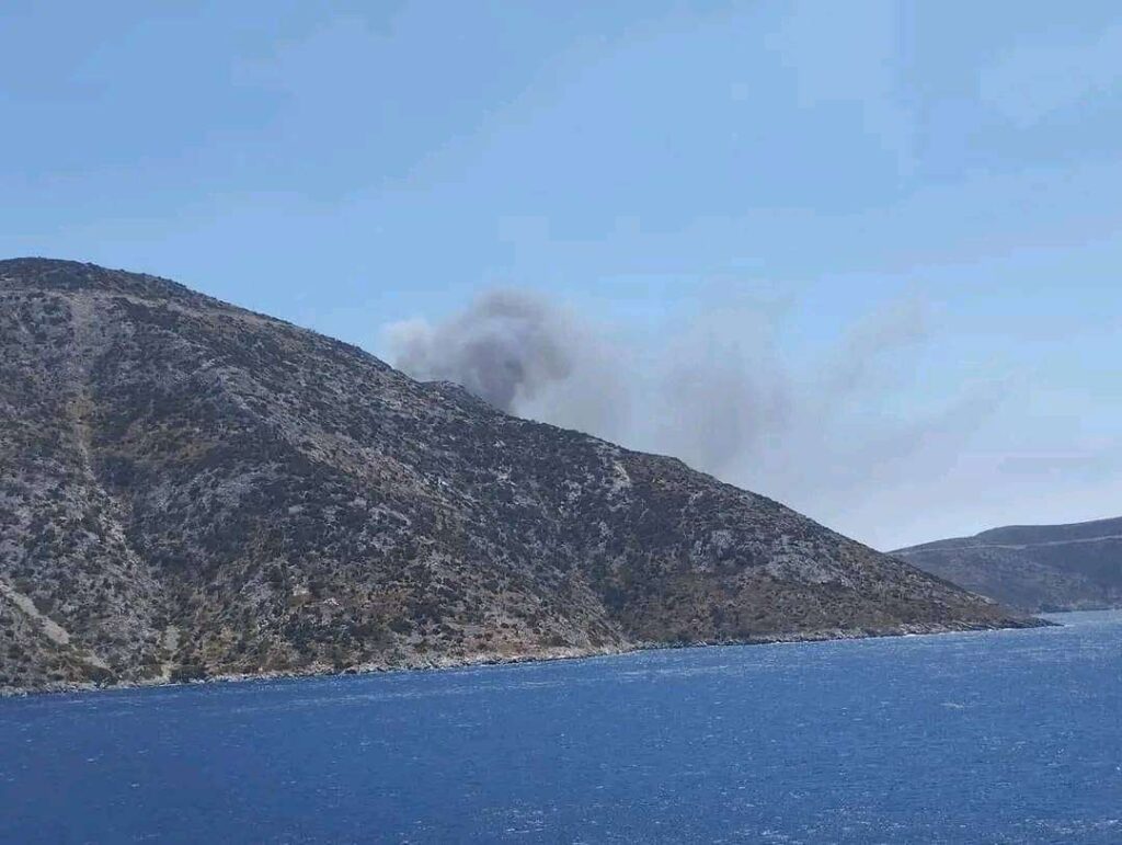Ικαρία: Πυρκαγιά σε χαμηλή βλάστηση στο Καμάρι του δήμου Φούρνων – Μήνυμα από το 112 για απομάκρυνση