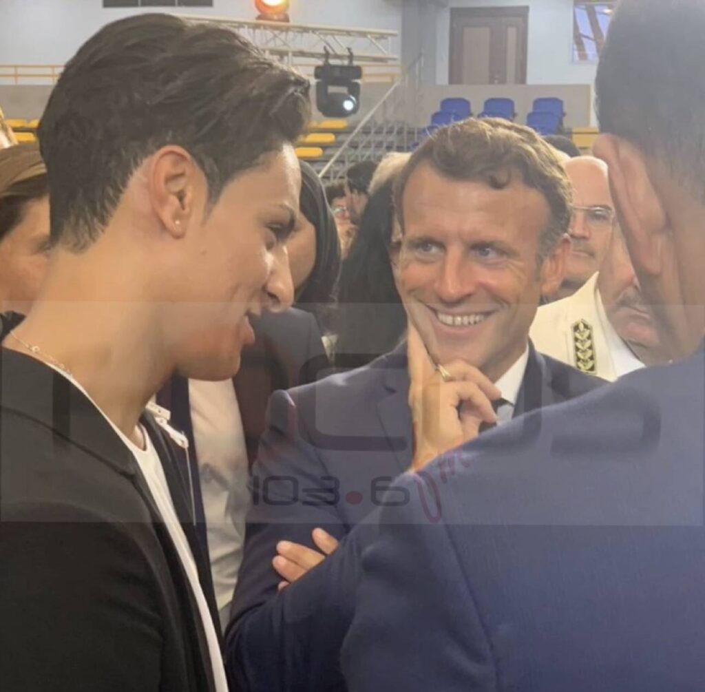 Ο Εμανουέλ Μακρόν καρφώνει με το βλέμμα του τον τρανσέξουαλ μποξέρ Ιμανέ Κελίφ – Υπήρξε επαφή;