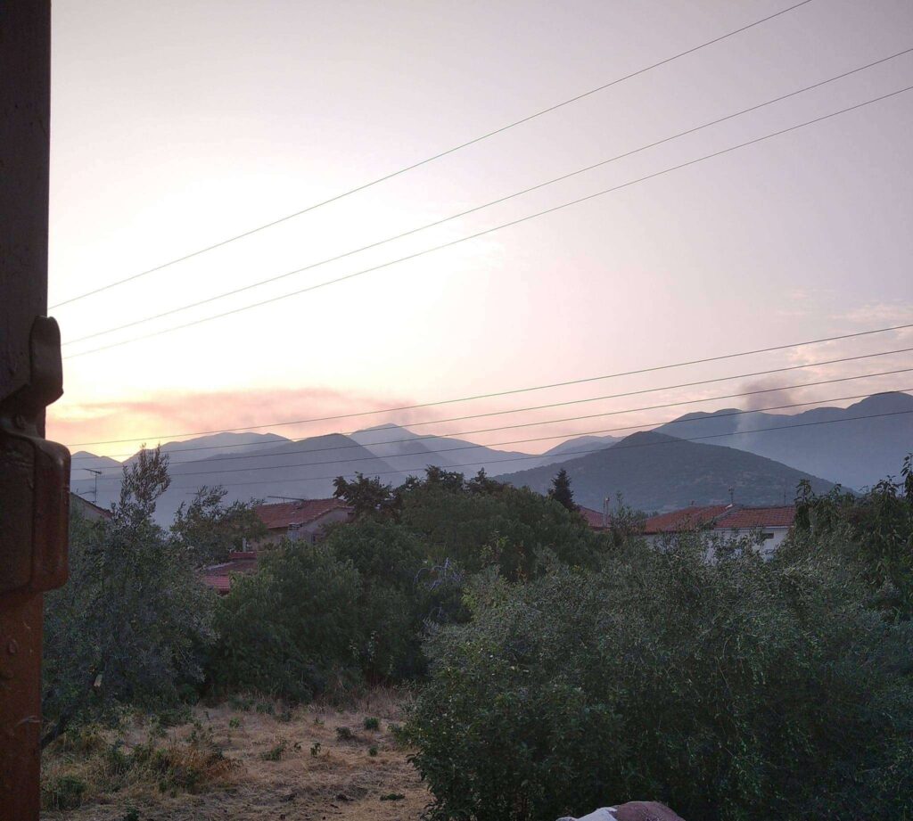 Μαίνεται για έβδομη ημέρα η φωτιά στο Παγγαίο Όρος – Παραδομένο στις φλόγες το βουνό