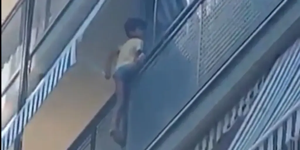 Ισπανία: Μικρό αγόρι κρεμόταν από μπαλκόνι διαμερίσματος 