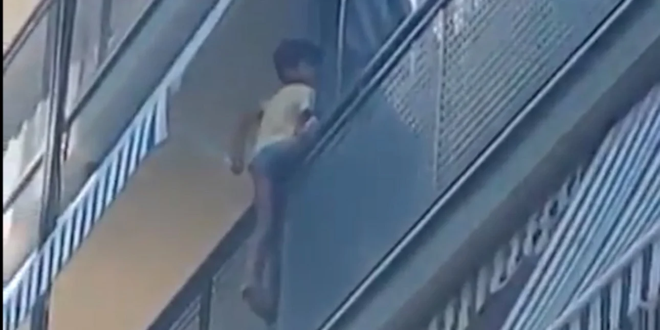 Ισπανία: Μικρό αγόρι κρεμόταν από μπαλκόνι διαμερίσματος 
