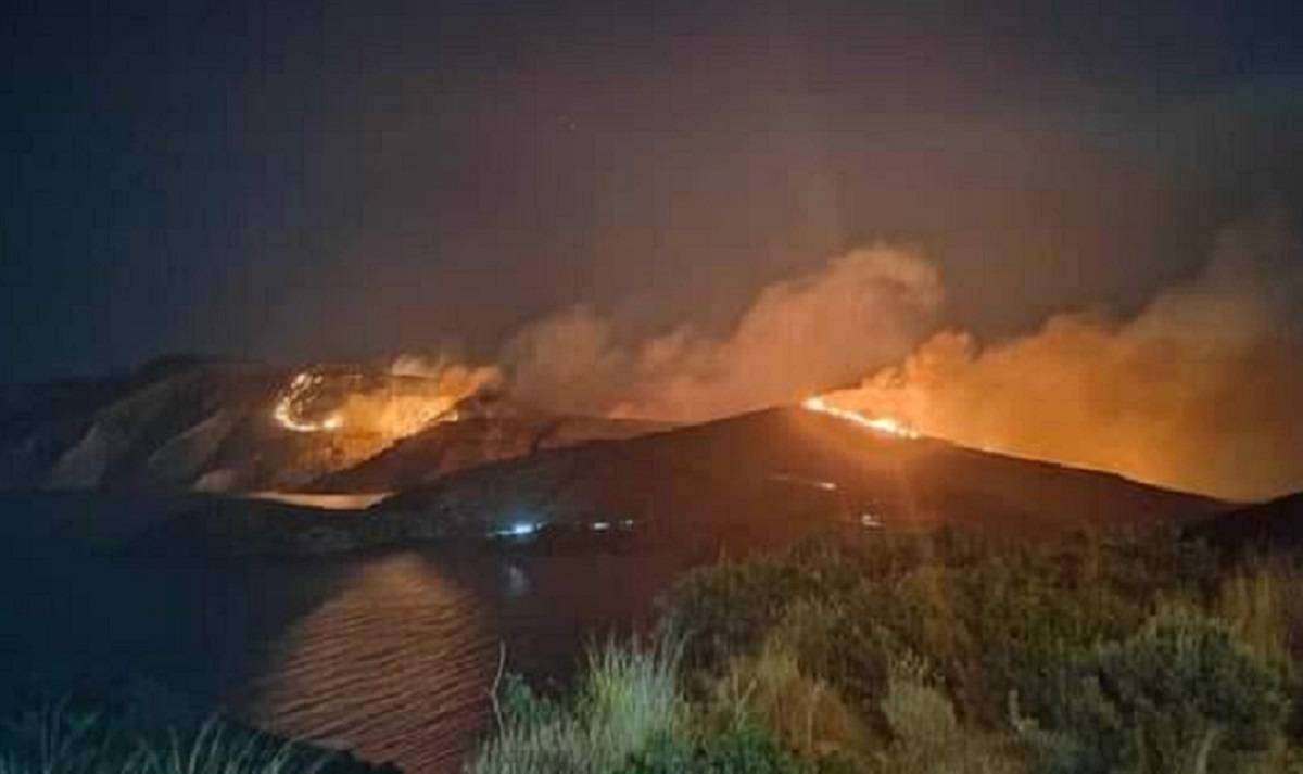 Φούρνοι Κορσεών Ικαρίας: Σε εξέλιξη η πυρκαγιά που ξέσπασε χθες - Ισχυροί άνεμοι πνέουν στην περιοχή