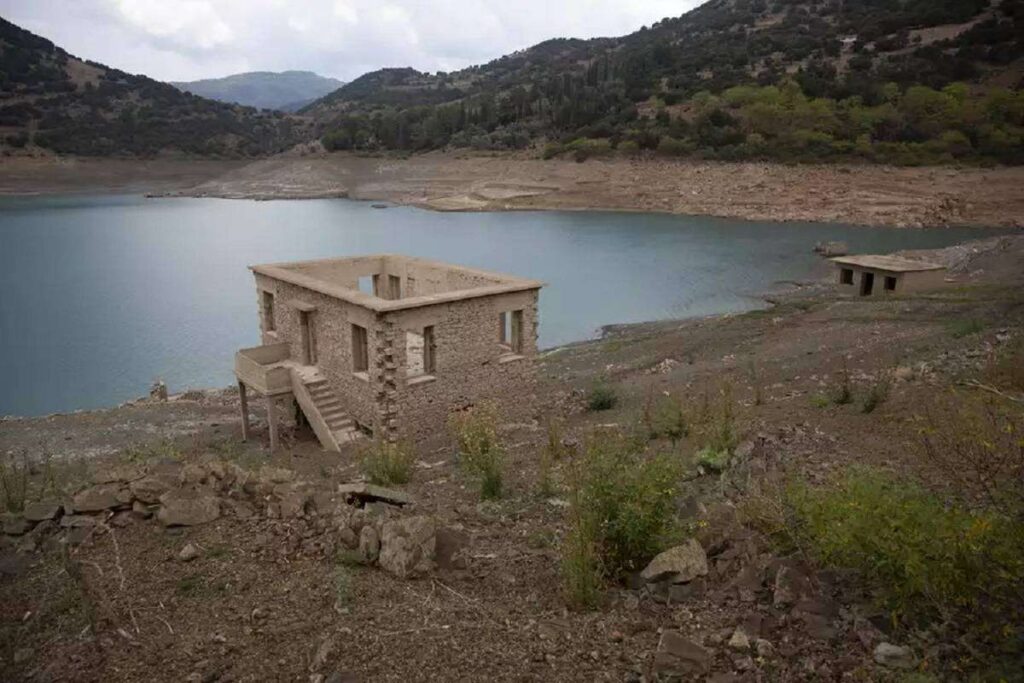 Λειψυδρία: Βγαίνουν στην επιφάνεια τα βυθισμένα σπίτια του χωριού Κάλλιο στο Μόρνο