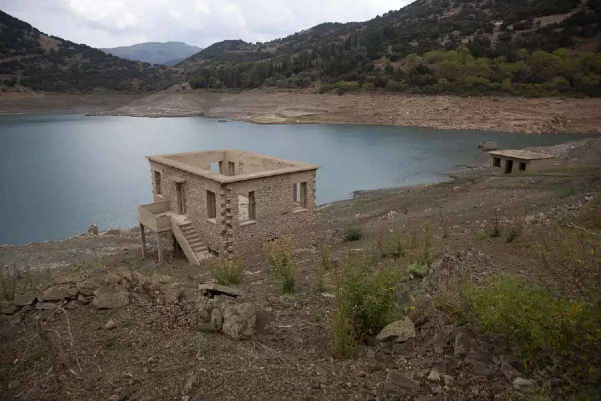 Λειψυδρία: Βγαίνουν στην επιφάνεια τα βυθισμένα σπίτια του χωριού Κάλλιο στο Μόρνο