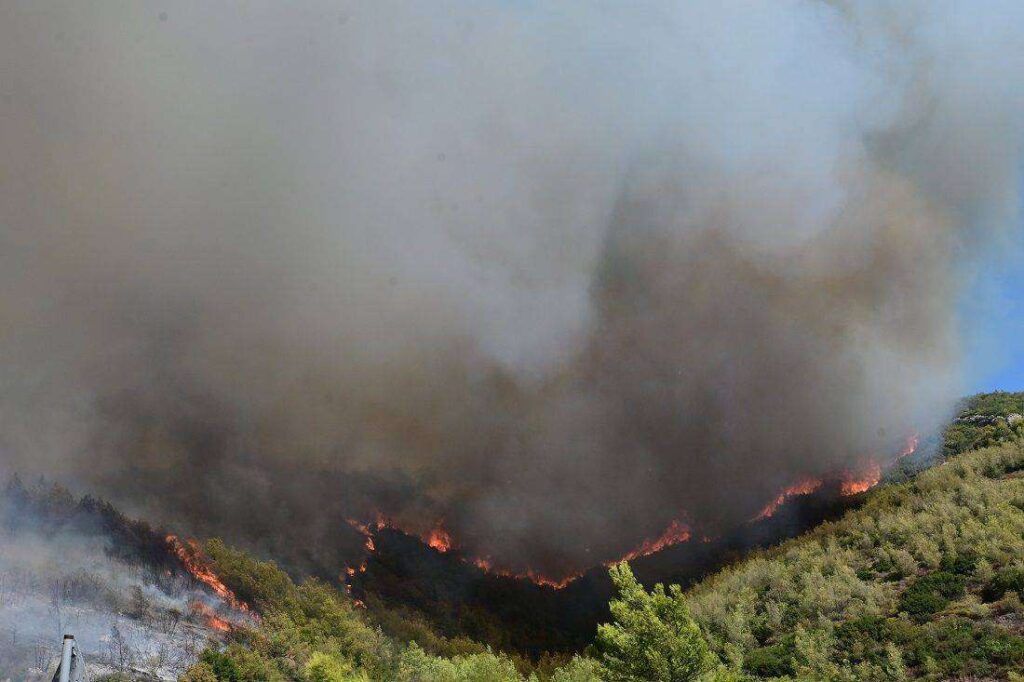 Δράμα: Μαίνεται για δεύτερη ημέρα η φωτιά στο όρος Φαλακρό