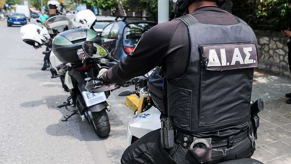 Ρόδος: Αστυνομικός της ΔΙ.ΑΣ. αναρριχήθηκε σε μπαλκόνι κι έσωσε ηλικιωμένη που είχε σπάσει το ισχίο της και καλούσε σε βοήθεια