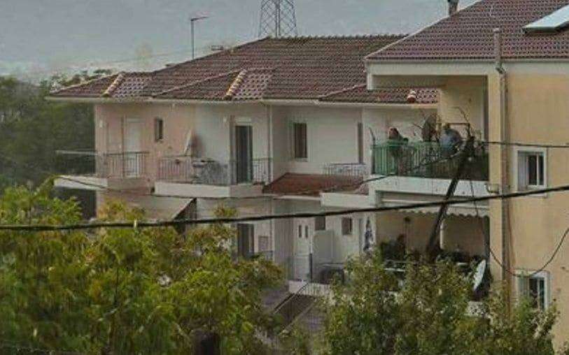 Σε μπαλκόνι διαμερίσματος κατέληξε κολώνα της Δ.Ε.Η. από τις πλημμύρες στα Ιωάννινα μετά από μπουρίνι (ΦΩΤΟ+Video)