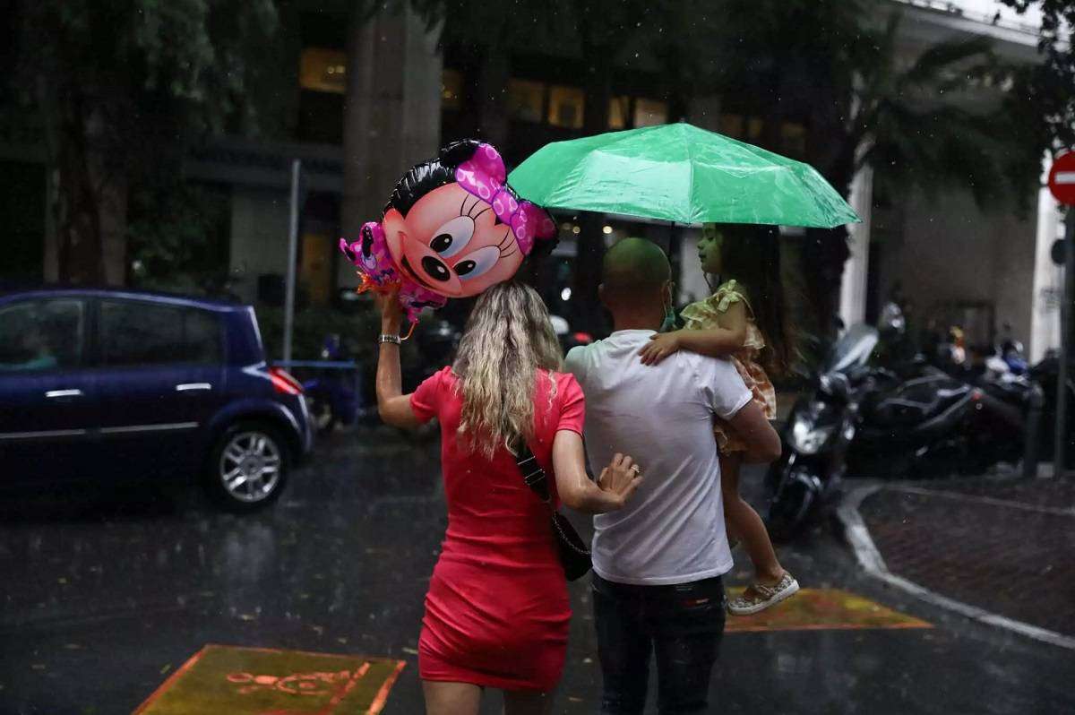 Καιρός: Μπουρίνια, χαλάζι και κεραυνοί– Μέγιστη θερμοκρασία στους 33 βαθμούς