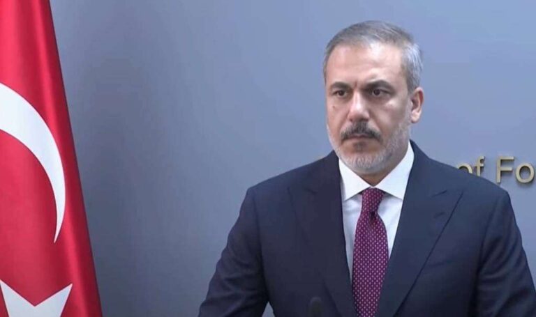 Μετά τα Σκόπια στο Κόσοβο ο Φιντάν. Η Τουρκία "κυκλώνει" την Ελλάδα από τα Βαλκάνια