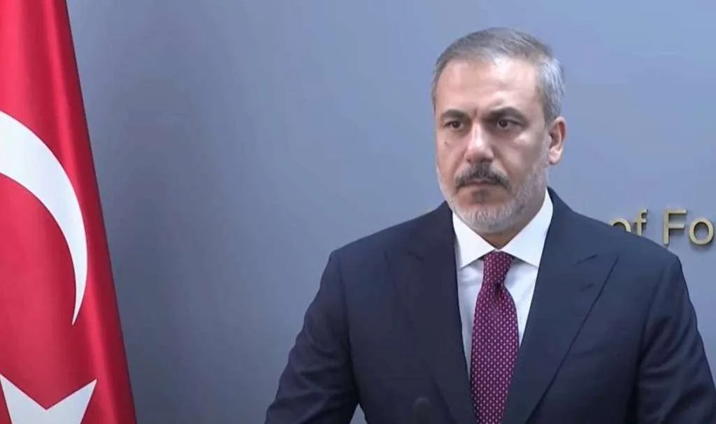 Μετά τα Σκόπια στο Κόσοβο ο Φιντάν. Η Τουρκία "κυκλώνει" την Ελλάδα από τα Βαλκάνια