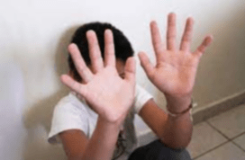 17χρονοι επιτέθηκαν σε 12χρονο και τον ξύρισαν με φαλτσέτα