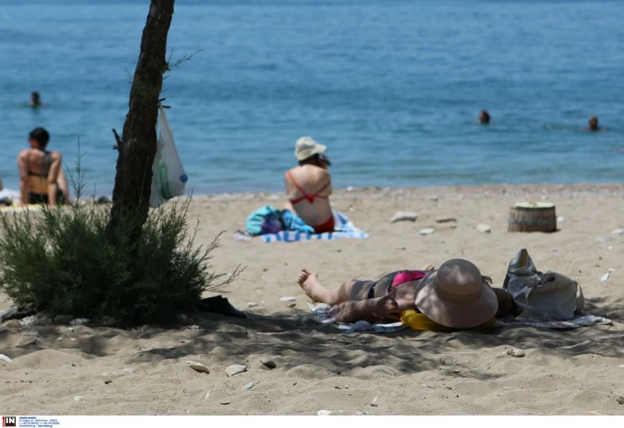 Καλοκαίρι ξανά με 30 βαθμούς Κελσίου, ξεχύθηκαν στις παραλίες Αθηναίοι και τουρίστες
