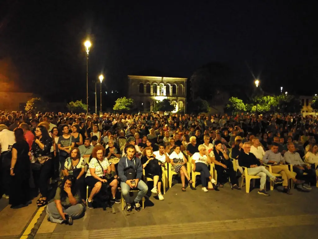 Φορτισμένη συναισθηματικά η εκδήλωση για τα Τέμπη στο Ρέθυμνο – «Βούλιαξε» από κόσμο η πλατεία Μικρασιατών
