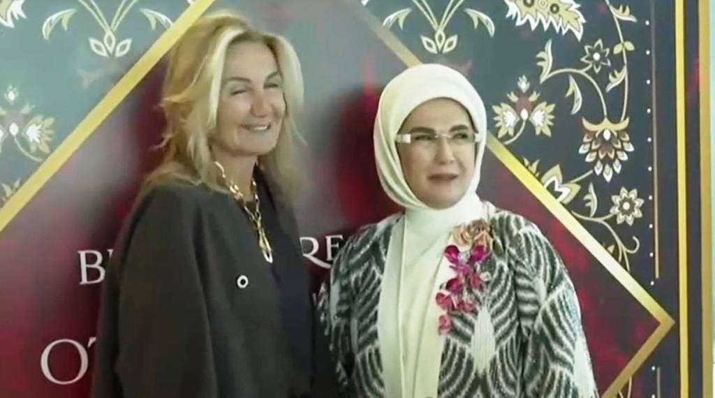 Η σύζυγος του Πρωθυπουργού Μαρέβα πηγε στο “Σπίτι της Τουρκίας” στη νέα Υόρκη και θαύμασε τα προικιά της Εμινέ Ερντογάν!