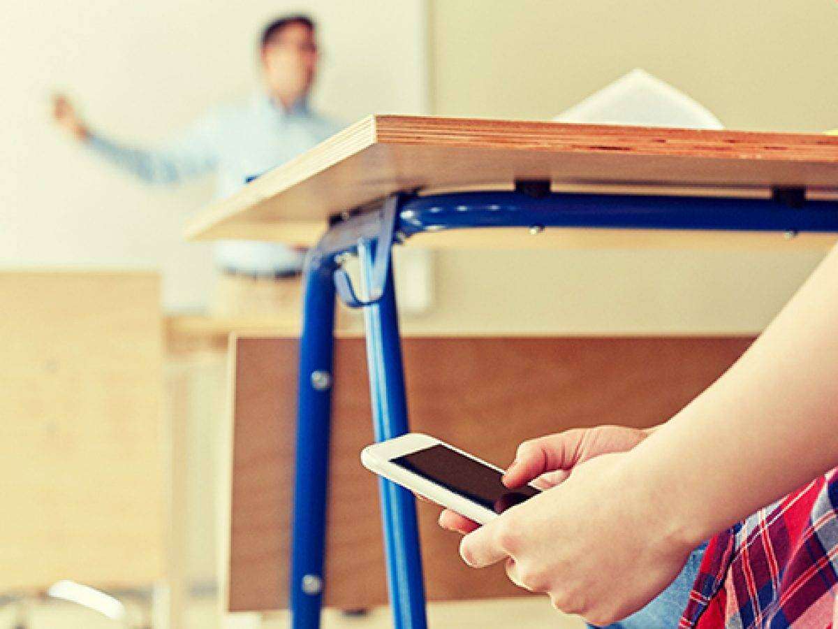 Άρχισαν οι αποβολές μαθητών για τα κινητά - Στην Πάτρα η πρώτη μονοήμερη