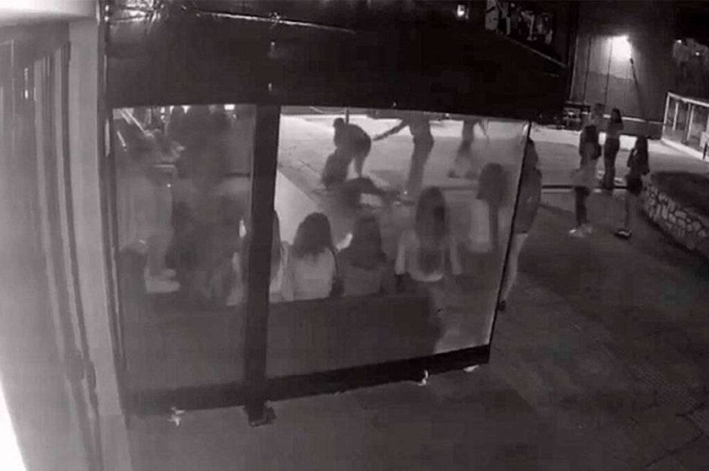 Ξυλοδαρμός 14χρονης στη Γλυφάδα – Σοκάρει η αγριότητα