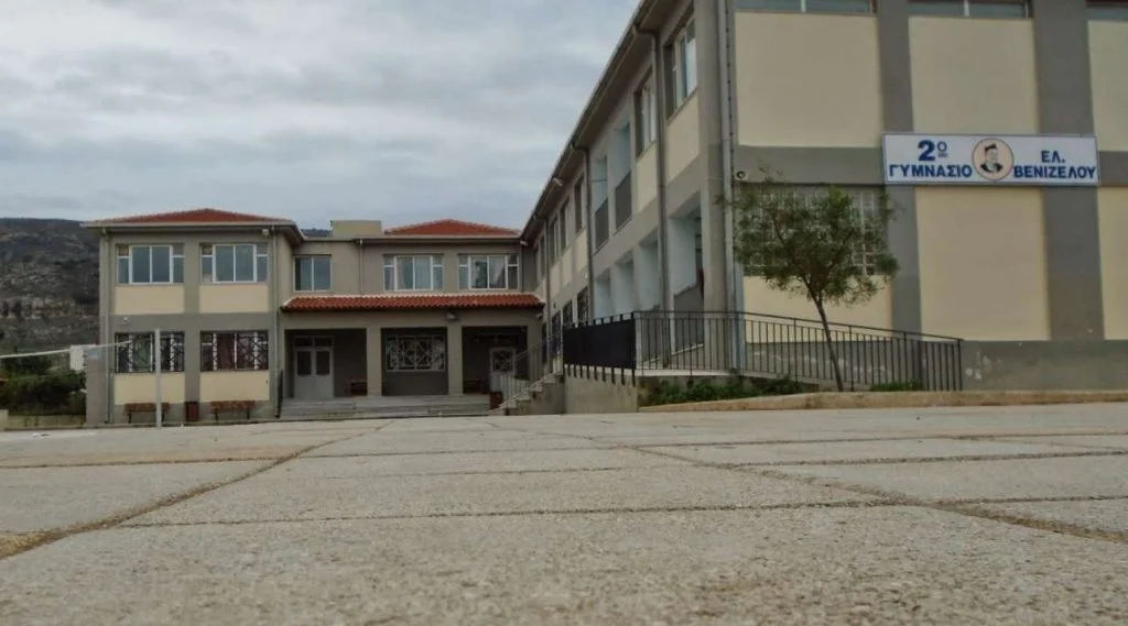 Χανιά: Μαθήτριες έπαιξαν ξύλο έξω από σχολείο