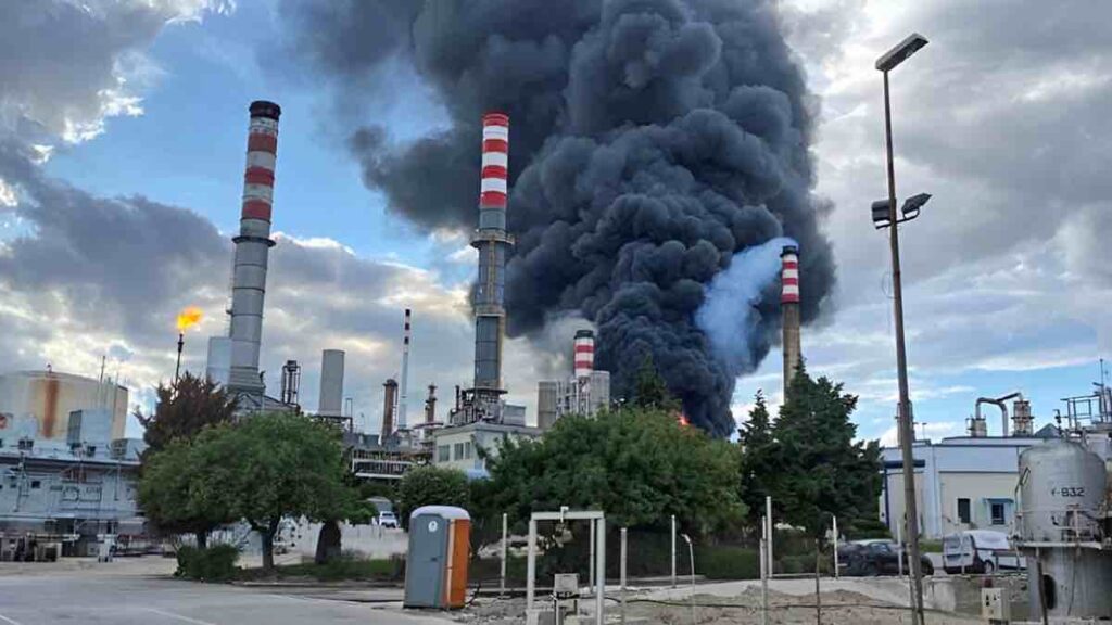 Καλύτερη η εικόνα στη φωτιά στα διυλιστήρια της Motor Oil – Τρεις ελαφρά τραυματίες