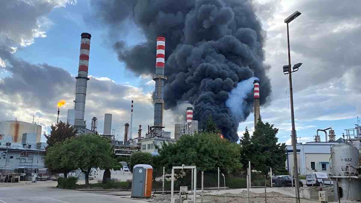 Καλύτερη η εικόνα στη φωτιά στα διυλιστήρια της Motor Oil - Τρεις ελαφρά τραυματίες