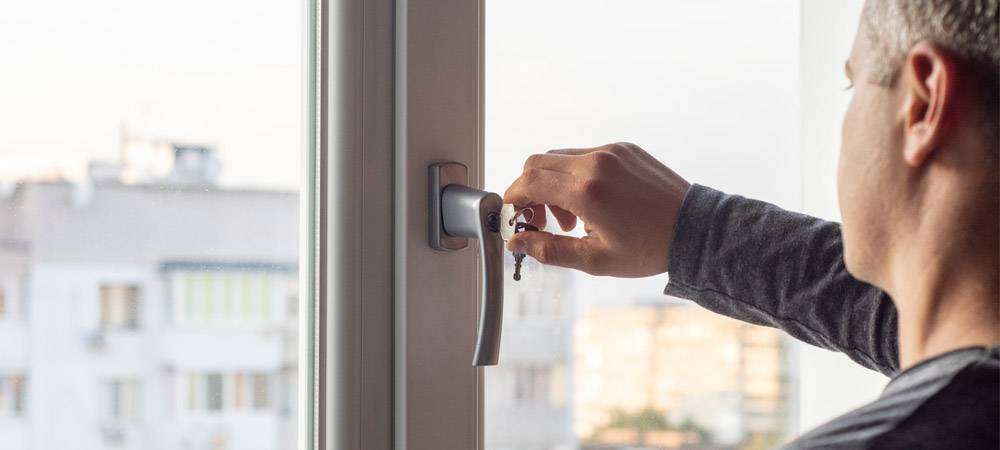 Περιφερειάρχης δίνει 37.200 ευρώ σε εργαζόμενο για να κλείνει παράθυρα και πόρτες