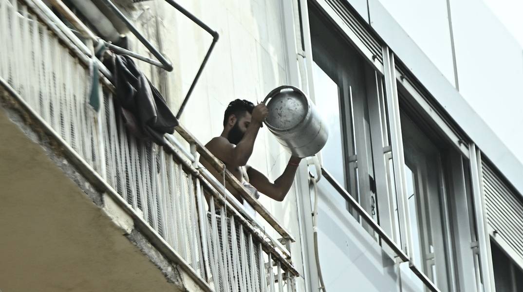 Τέλος στο θρίλερ στην Αχαρνών: Στα χέρια της αστυνομίας ο 28χρονος που απειλούσε να ανατινάξει φιάλη υγραερίου