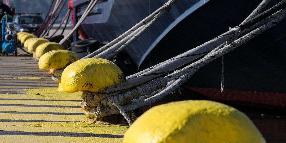 Αναστάτωση στο λιμάνι της Μυκόνου: Καταπέλτης πλοίου μετακινήθηκε την ώρα της επιβίβασης