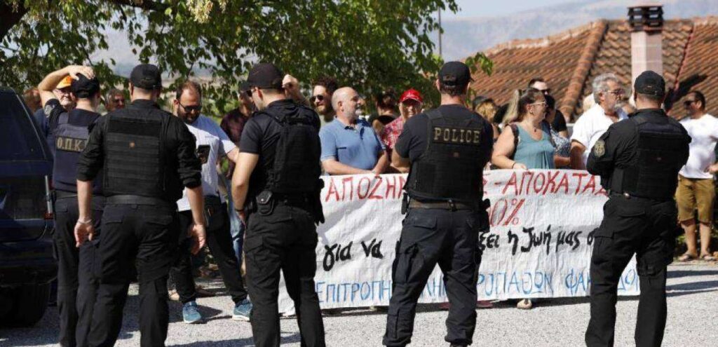 Με αποδοκιμασίες υποδέχτηκαν τον Κ. Μητσοτάκη στη Θεσσαλία – Αρνήθηκε να συναντήσει αγρότες και φορείς