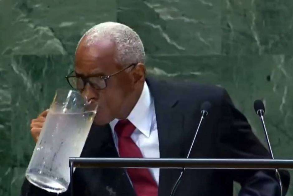 Viral ο μεταβατικός πρόεδρος της Αϊτής – Ήπιε νερό από την κανάτα από το βήμα του ΟΗΕ και έγινε μούσκεμα (ΒΙΝΤΕΟ)